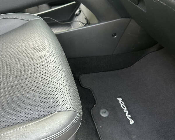 Сірий Хендай Kona, об'ємом двигуна 0 л та пробігом 56 тис. км за 17900 $, фото 10 на Automoto.ua