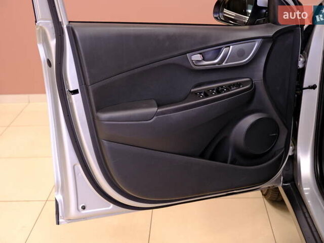 Серый Хендай Kona, объемом двигателя 0 л и пробегом 88 тыс. км за 20300 $, фото 30 на Automoto.ua