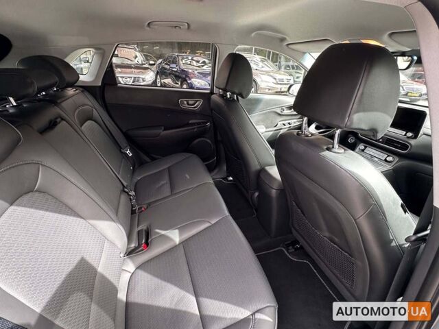 Серый Хендай Kona, объемом двигателя 64 л и пробегом 65 тыс. км за 22500 $, фото 11 на Automoto.ua