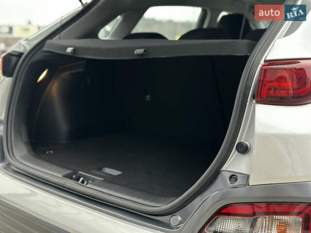 Серый Хендай Kona, объемом двигателя 0 л и пробегом 62 тыс. км за 18900 $, фото 52 на Automoto.ua