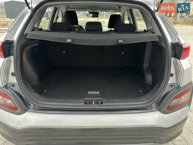 Серый Хендай Kona, объемом двигателя 0 л и пробегом 62 тыс. км за 18900 $, фото 50 на Automoto.ua