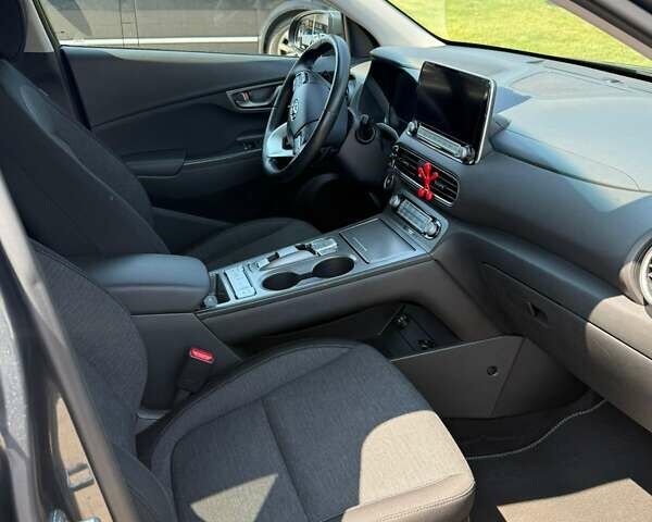 Сірий Хендай Kona, об'ємом двигуна 0 л та пробігом 60 тис. км за 17000 $, фото 10 на Automoto.ua