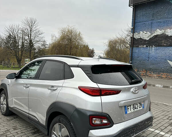 Серый Хендай Kona, объемом двигателя 0 л и пробегом 38 тыс. км за 18999 $, фото 5 на Automoto.ua