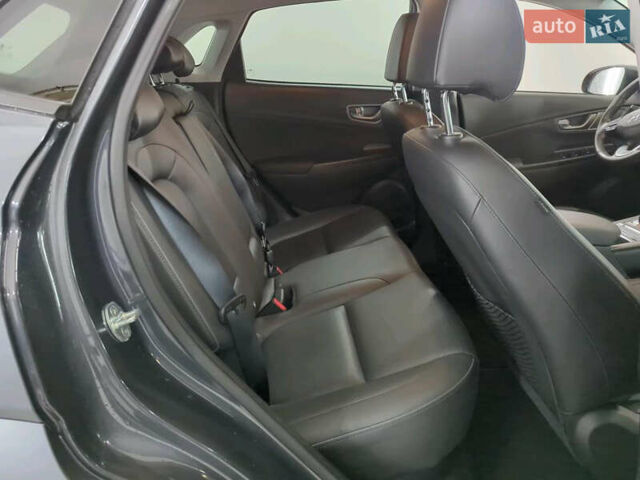 Серый Хендай Kona, объемом двигателя 0 л и пробегом 80 тыс. км за 17500 $, фото 6 на Automoto.ua