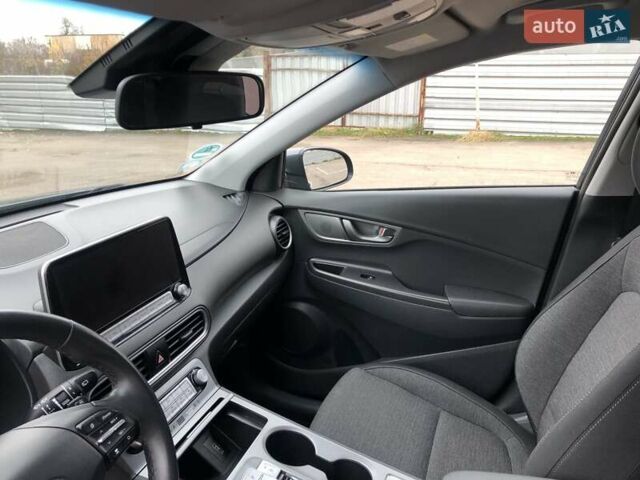 Сірий Хендай Kona, об'ємом двигуна 0 л та пробігом 70 тис. км за 18100 $, фото 20 на Automoto.ua