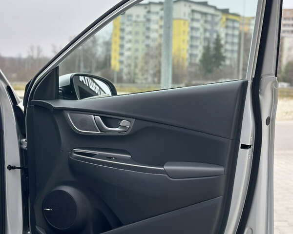 Серый Хендай Kona, объемом двигателя 0 л и пробегом 62 тыс. км за 18900 $, фото 39 на Automoto.ua