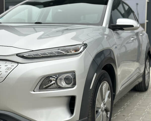 Серый Хендай Kona, объемом двигателя 0 л и пробегом 62 тыс. км за 18900 $, фото 20 на Automoto.ua