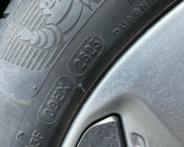 Серый Хендай Kona, объемом двигателя 0 л и пробегом 40 тыс. км за 18200 $, фото 4 на Automoto.ua