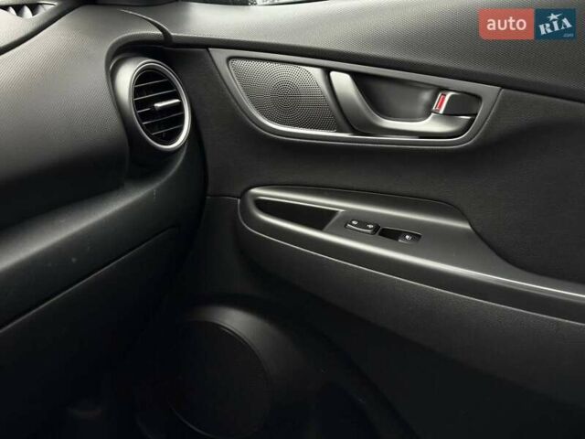 Сірий Хендай Kona, об'ємом двигуна 0 л та пробігом 61 тис. км за 17700 $, фото 40 на Automoto.ua