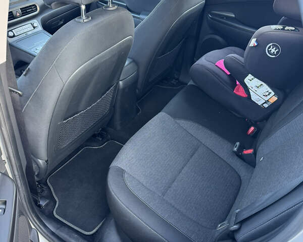 Сірий Хендай Kona, об'ємом двигуна 0 л та пробігом 91 тис. км за 16999 $, фото 13 на Automoto.ua