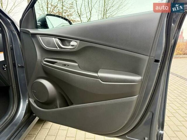Серый Хендай Kona, объемом двигателя 0 л и пробегом 74 тыс. км за 15250 $, фото 67 на Automoto.ua