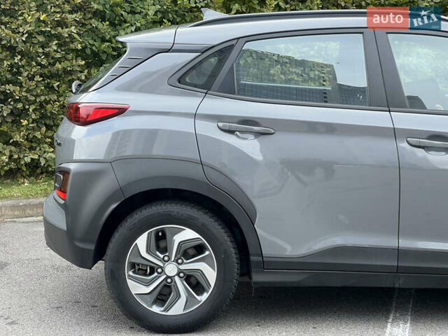 Серый Хендай Kona, объемом двигателя 1.6 л и пробегом 54 тыс. км за 20950 $, фото 23 на Automoto.ua