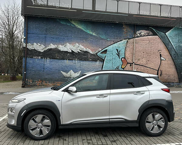 Серый Хендай Kona, объемом двигателя 0 л и пробегом 38 тыс. км за 18999 $, фото 3 на Automoto.ua