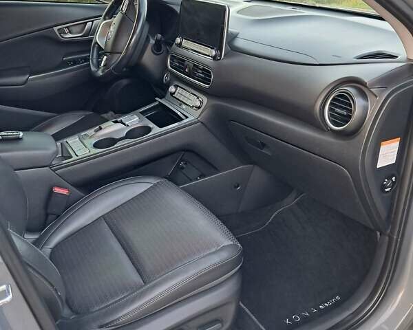 Сірий Хендай Kona, об'ємом двигуна 0 л та пробігом 63 тис. км за 17950 $, фото 10 на Automoto.ua