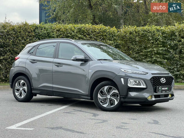 Серый Хендай Kona, объемом двигателя 1.6 л и пробегом 54 тыс. км за 20950 $, фото 3 на Automoto.ua