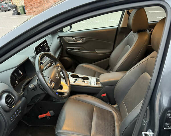 Сірий Хендай Kona, об'ємом двигуна 0 л та пробігом 98 тис. км за 17900 $, фото 12 на Automoto.ua