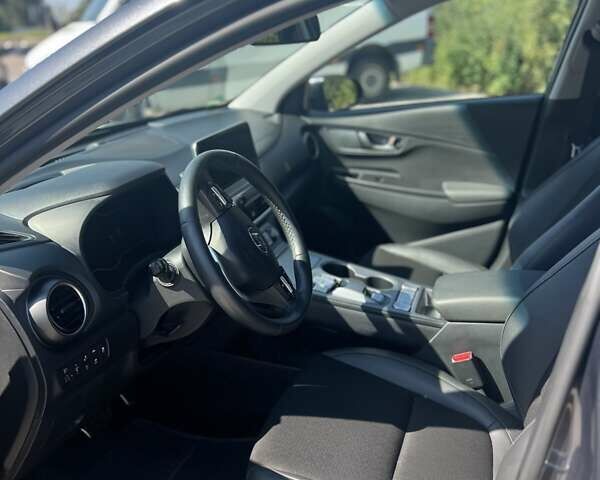 Серый Хендай Kona, объемом двигателя 0 л и пробегом 30 тыс. км за 21100 $, фото 34 на Automoto.ua