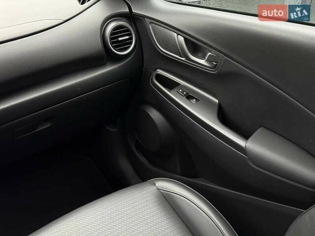 Сірий Хендай Kona, об'ємом двигуна 0 л та пробігом 61 тис. км за 17700 $, фото 52 на Automoto.ua