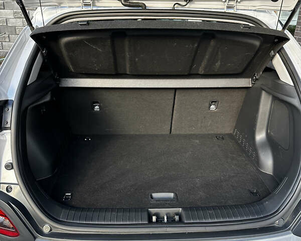 Серый Хендай Kona, объемом двигателя 0 л и пробегом 38 тыс. км за 19500 $, фото 13 на Automoto.ua