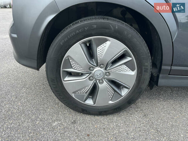 Сірий Хендай Kona, об'ємом двигуна 0 л та пробігом 50 тис. км за 14999 $, фото 25 на Automoto.ua