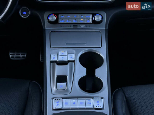 Сірий Хендай Kona, об'ємом двигуна 0 л та пробігом 63 тис. км за 18600 $, фото 28 на Automoto.ua