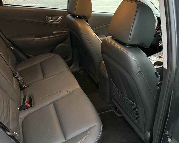 Сірий Хендай Kona, об'ємом двигуна 0 л та пробігом 98 тис. км за 17900 $, фото 23 на Automoto.ua