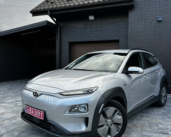 Серый Хендай Kona, объемом двигателя 0 л и пробегом 38 тыс. км за 19500 $, фото 1 на Automoto.ua