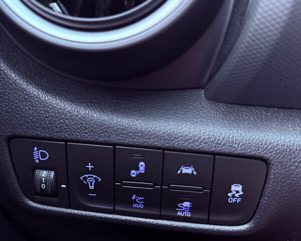Сірий Хендай Kona, об'ємом двигуна 0 л та пробігом 102 тис. км за 17500 $, фото 9 на Automoto.ua