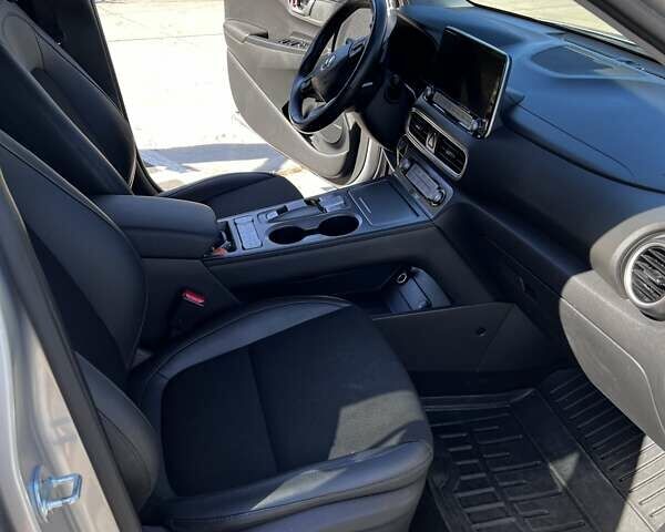 Серый Хендай Kona, объемом двигателя 0 л и пробегом 31 тыс. км за 20000 $, фото 6 на Automoto.ua