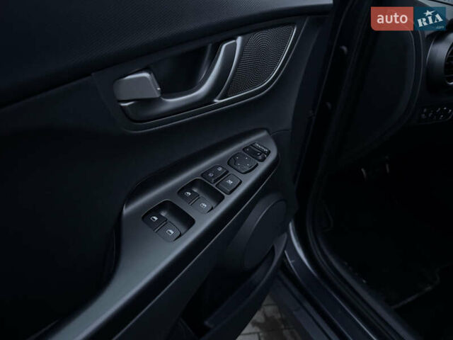 Серый Хендай Kona, объемом двигателя 0 л и пробегом 98 тыс. км за 18300 $, фото 16 на Automoto.ua