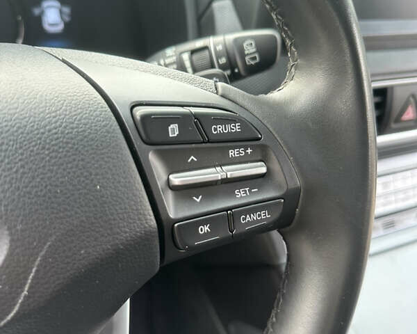 Сірий Хендай Kona, об'ємом двигуна 0 л та пробігом 56 тис. км за 17900 $, фото 13 на Automoto.ua