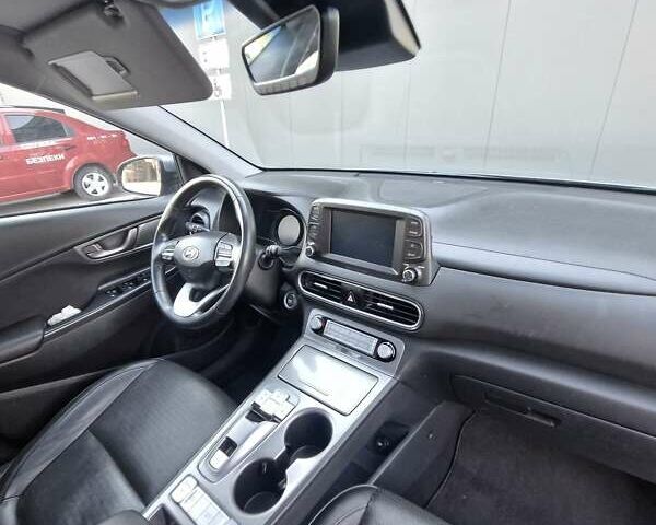 Серый Хендай Kona, объемом двигателя 0 л и пробегом 79 тыс. км за 18900 $, фото 26 на Automoto.ua