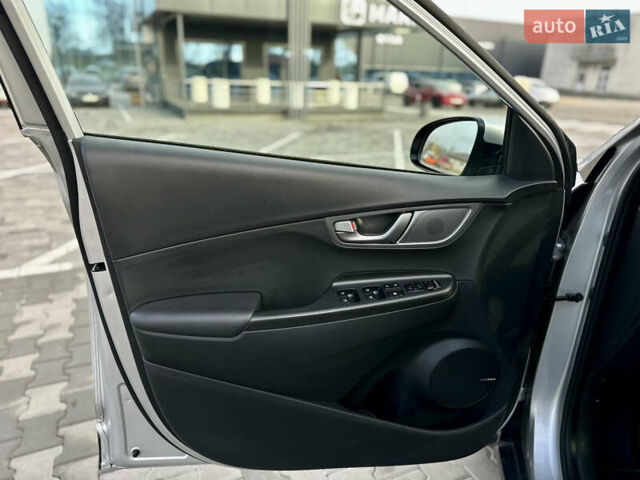 Серый Хендай Kona, объемом двигателя 0 л и пробегом 86 тыс. км за 16000 $, фото 24 на Automoto.ua