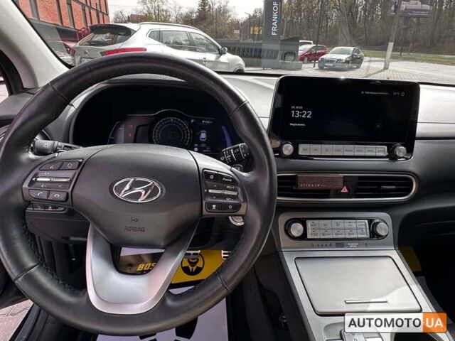 Серый Хендай Kona, объемом двигателя 64 л и пробегом 65 тыс. км за 22500 $, фото 8 на Automoto.ua