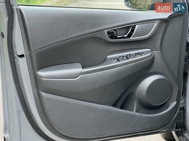 Серый Хендай Kona, объемом двигателя 1.6 л и пробегом 54 тыс. км за 20950 $, фото 27 на Automoto.ua
