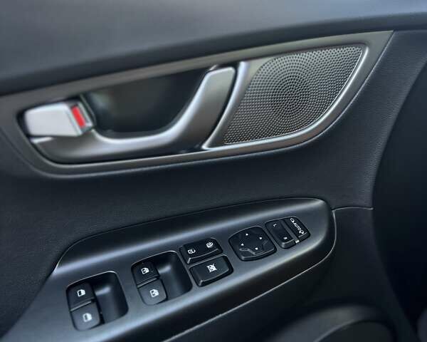 Серый Хендай Kona, объемом двигателя 0 л и пробегом 30 тыс. км за 21100 $, фото 56 на Automoto.ua