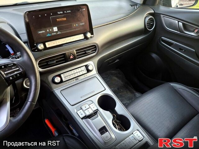 Серый Хендай Kona, объемом двигателя 0 л и пробегом 86 тыс. км за 18200 $, фото 6 на Automoto.ua