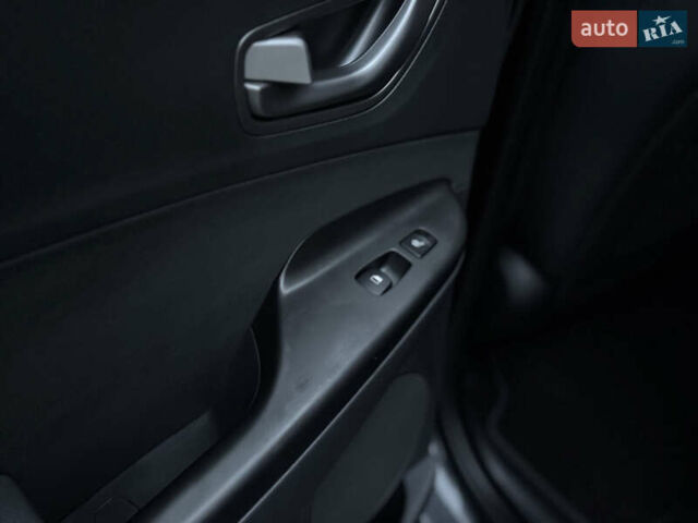 Серый Хендай Kona, объемом двигателя 0 л и пробегом 98 тыс. км за 18300 $, фото 19 на Automoto.ua