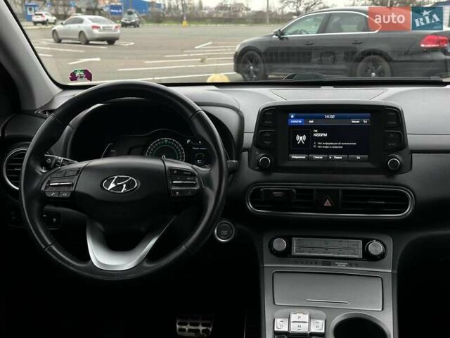 Серый Хендай Kona, объемом двигателя 0 л и пробегом 95 тыс. км за 17200 $, фото 13 на Automoto.ua