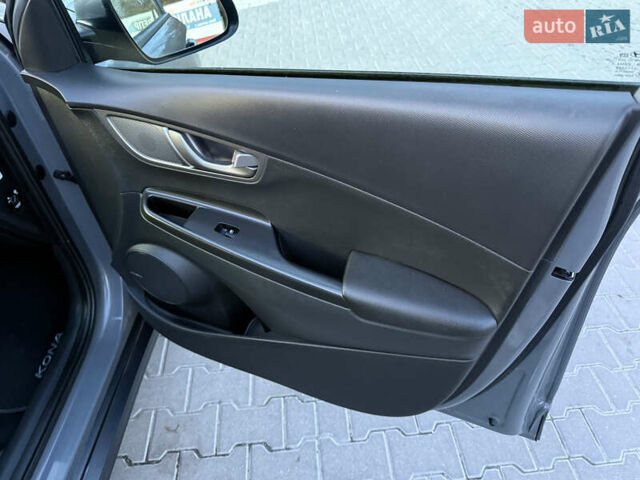 Сірий Хендай Kona, об'ємом двигуна 0 л та пробігом 63 тис. км за 18600 $, фото 27 на Automoto.ua
