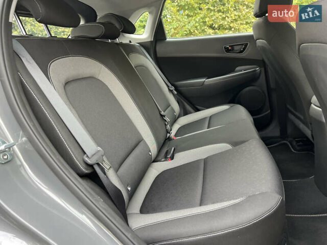 Серый Хендай Kona, объемом двигателя 1.6 л и пробегом 54 тыс. км за 20950 $, фото 49 на Automoto.ua