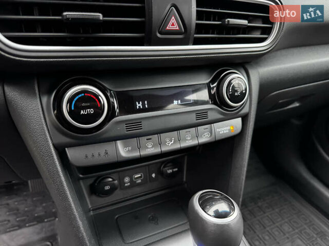 Сірий Хендай Kona, об'ємом двигуна 1.6 л та пробігом 32 тис. км за 18999 $, фото 29 на Automoto.ua