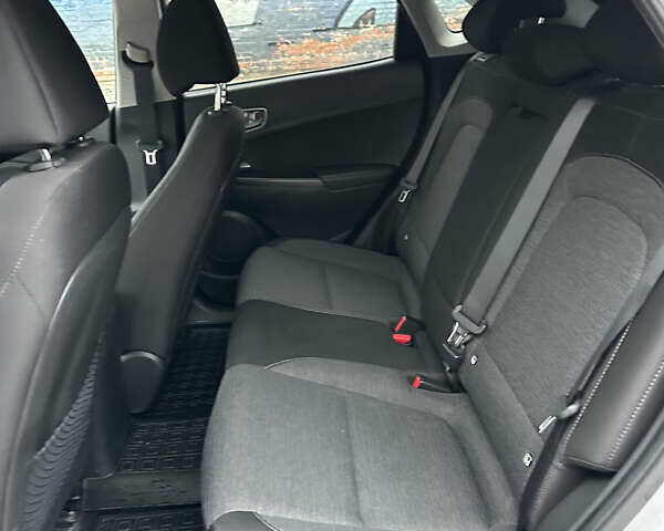 Серый Хендай Kona, объемом двигателя 0 л и пробегом 38 тыс. км за 18999 $, фото 11 на Automoto.ua