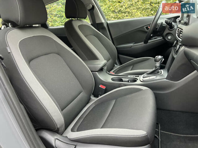 Серый Хендай Kona, объемом двигателя 1.6 л и пробегом 54 тыс. км за 20950 $, фото 53 на Automoto.ua