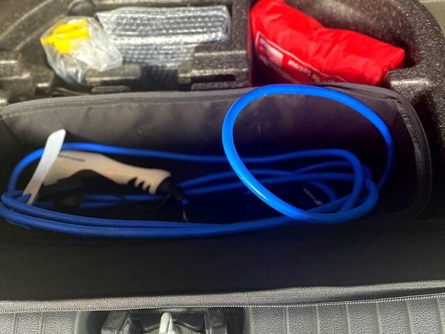 Сірий Хендай Kona, об'ємом двигуна 0 л та пробігом 75 тис. км за 16000 $, фото 4 на Automoto.ua