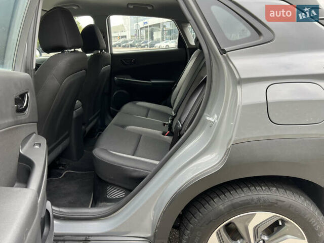 Серый Хендай Kona, объемом двигателя 1.6 л и пробегом 54 тыс. км за 20950 $, фото 41 на Automoto.ua