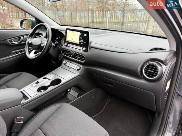 Серый Хендай Kona, объемом двигателя 0 л и пробегом 74 тыс. км за 15250 $, фото 74 на Automoto.ua