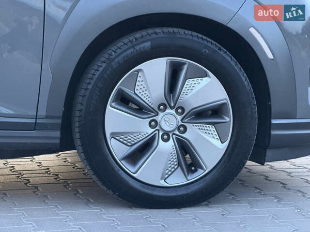 Сірий Хендай Kona, об'ємом двигуна 0 л та пробігом 63 тис. км за 18600 $, фото 10 на Automoto.ua