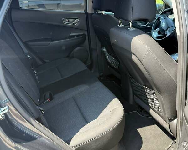 Сірий Хендай Kona, об'ємом двигуна 0 л та пробігом 60 тис. км за 17000 $, фото 12 на Automoto.ua