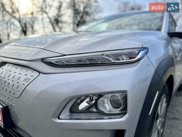 Серый Хендай Kona, объемом двигателя 0 л и пробегом 86 тыс. км за 16000 $, фото 10 на Automoto.ua